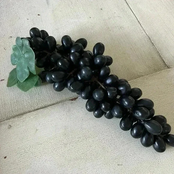Vintage Cluster of Blackish Purple Large Bunch of Grapes - Picture 4 of 6